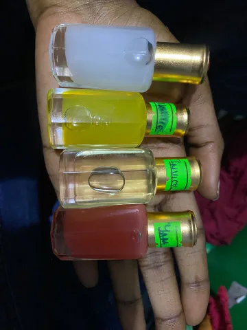Lot de 4 flacons de parfum en verre