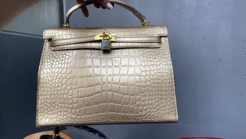 Sac à main doré texture crocodile avec fermoir
